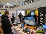 Magnus Hedin fr&aring;n Viridi testar 3D TV-spel i Sonys monter.