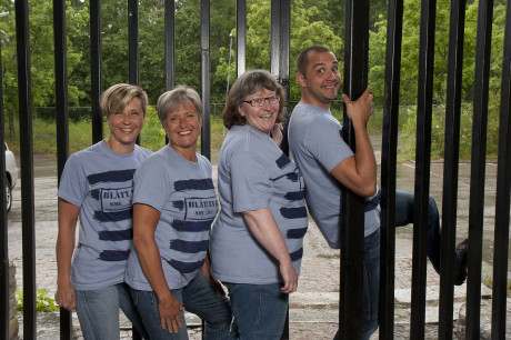 SML 2011 ger Bl&aring;tt en dag &ndash; en f&auml;ngslande f&ouml;rest&auml;llning. Fr&aring;n v&auml;nster Anna Sving Sj&ouml;blom, Marie L&ouml;hman, Lena Mattsson och Per-Erik Sortti. Mari Oscarsson och Margareta Tidestr&ouml;m Persson saknas p&aring; bilden. Foto: PER-ERIK J&Auml;DERBERG